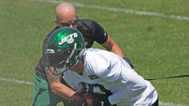 WR Allen Lazard runs through a drill at Jets' OTAs